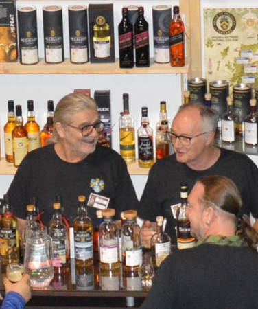 Whiskymesse 2025-Hugo und Heinz bei der Kundenberatung